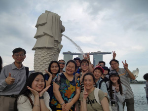 明新科大企管系、工管系碩士班生赴新加坡研習與交流，前往著名的魚尾獅公園地標。