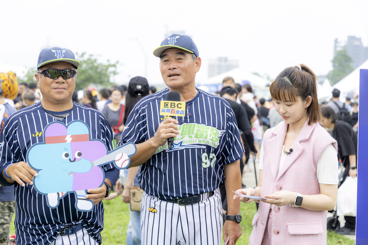 臺北興富發棒球隊呂明賜總教練邀請大家體驗棒球，培養運動興趣。