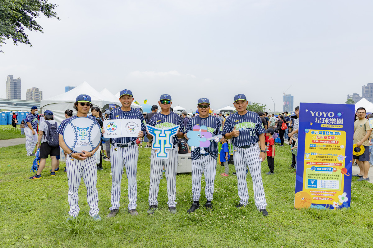 臺北興富發棒球隊黃金教練團與球員們現身YOYO嘉年華推廣棒球運動與2025雙北世界壯年運動會。