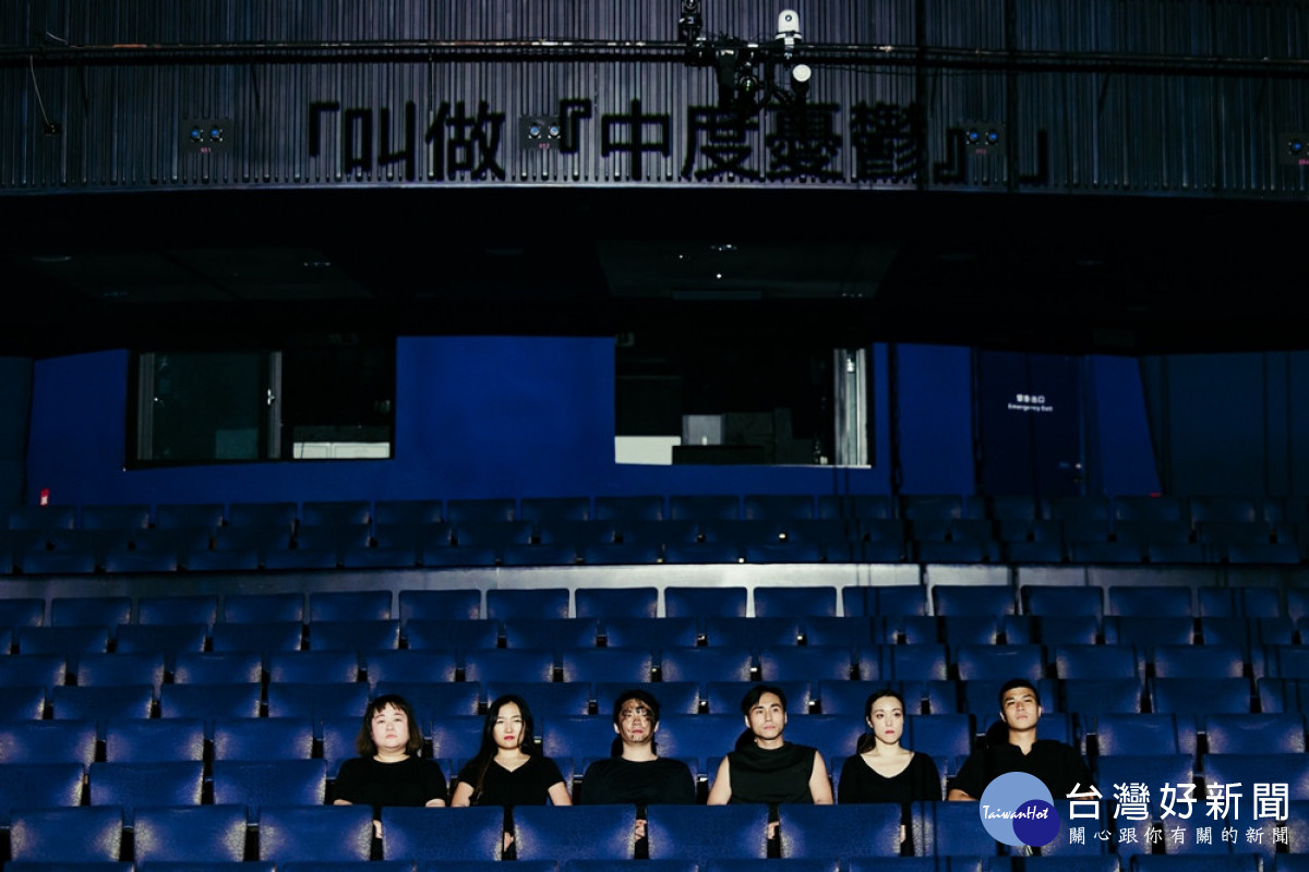 《Sucks in the Middle》中文譯名《中度憂鬱》，取材社會案件與臺中獨特文化，試圖從城市黑暗處呼應當代臺灣人「卡在中間」的處境。（圖/臺中國家歌劇院）