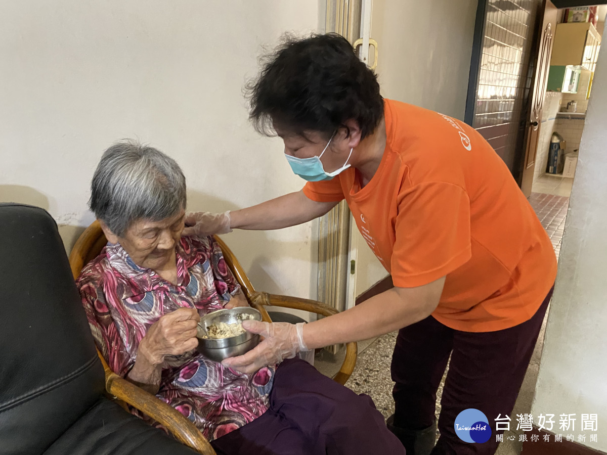 弘道照顧秘書照顧95歲阿荔阿嬤，讓高齡兒子能放心工作／弘道嘉義服務處提供