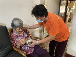 弘道照顧秘書照顧95歲阿荔阿嬤，讓高齡兒子能放心工作／弘道嘉義服務處提供