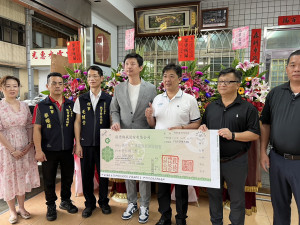 台中市議員吳呈賢牽線毅德機械，捐款30萬元挹注大雅區教育發展協會。