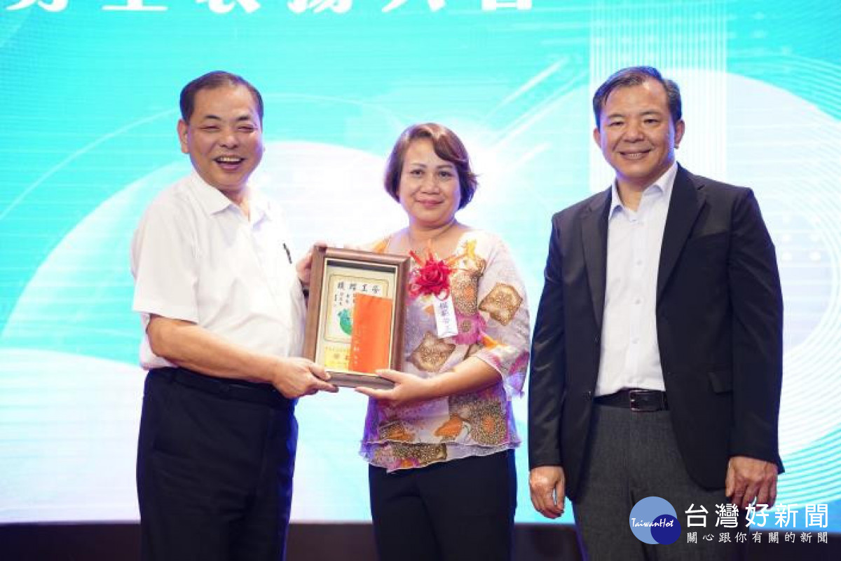 副縣長陳見賢(左)頒獎表揚越南籍移民張氏翠姮女士。