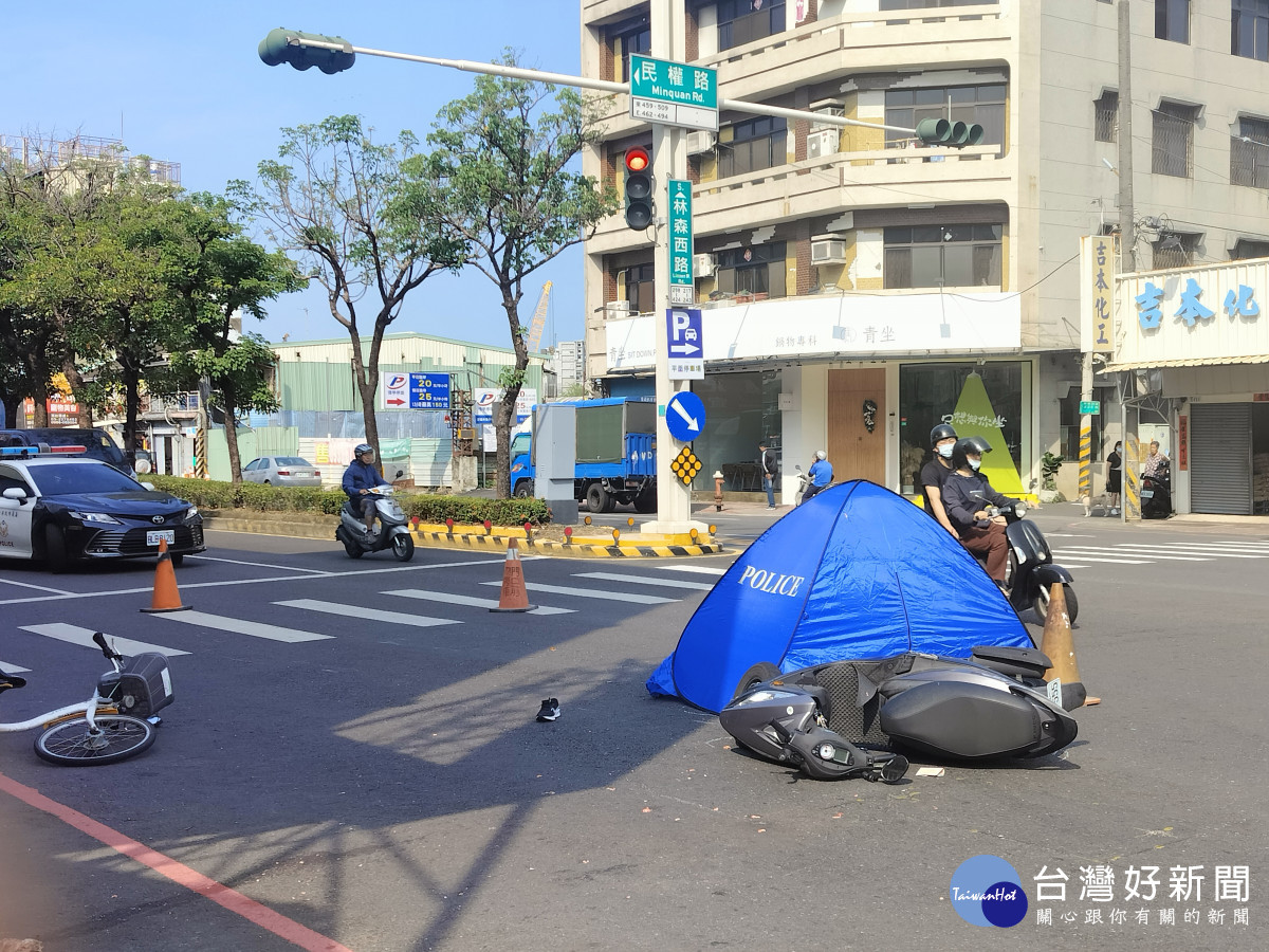 機車與Ubike擦撞　48歲女機車騎士遭遊覽車輾斃