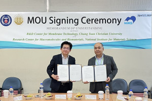 中原大學薄膜中心與日本國立材料研究院高分子與生醫材料研究中心簽署MOU。(左起：張雍、Masanobu Naito)