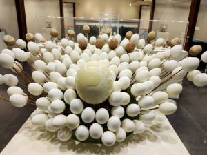 是一顆鴕鳥蛋雕刻著太極，以及168顆土雞蛋和白雞蛋所組成的孔雀，以示迎賓之意。圖／記者鄧富珍攝