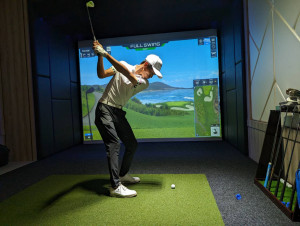 亞巡職業高爾夫選手張緯綸在室內包廂感受FULL SWING 超擬真的打球體驗。
