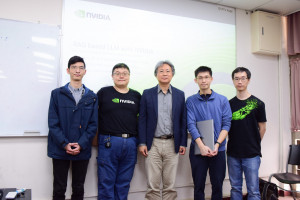 LLM Workshop登場，中原大學副校長洪穎怡(圖中)與NVIDIA四位解決方案架構師合影。
