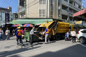 嘉義市府環保局在嘉義市人口密集區域，實施定時、定點收運垃圾／嘉義市府提供