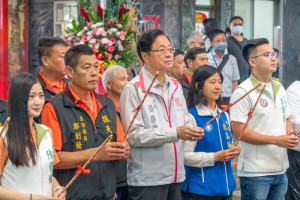 張市長與貴賓上香祈福。