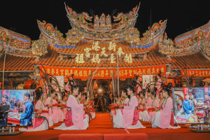 嘉義縣新港奉天宮舉行媽祖祝壽大典，循清祀典古禮，行演「六佾舞」為媽祖祝壽／陳致愷翻攝