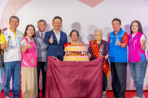 蘇副市長與胡李鳳蘭女士及徐何錢妹女士共同切蛋糕祝賀。