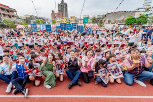 蘇副市長和與會貴賓及新勢國小學童們合影。