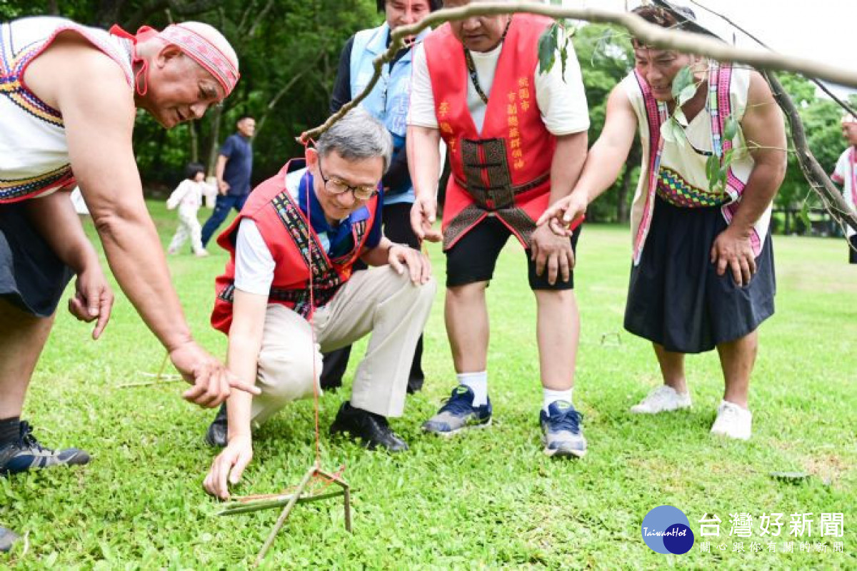 王副市長體驗原住民族歲時祭儀活動。
