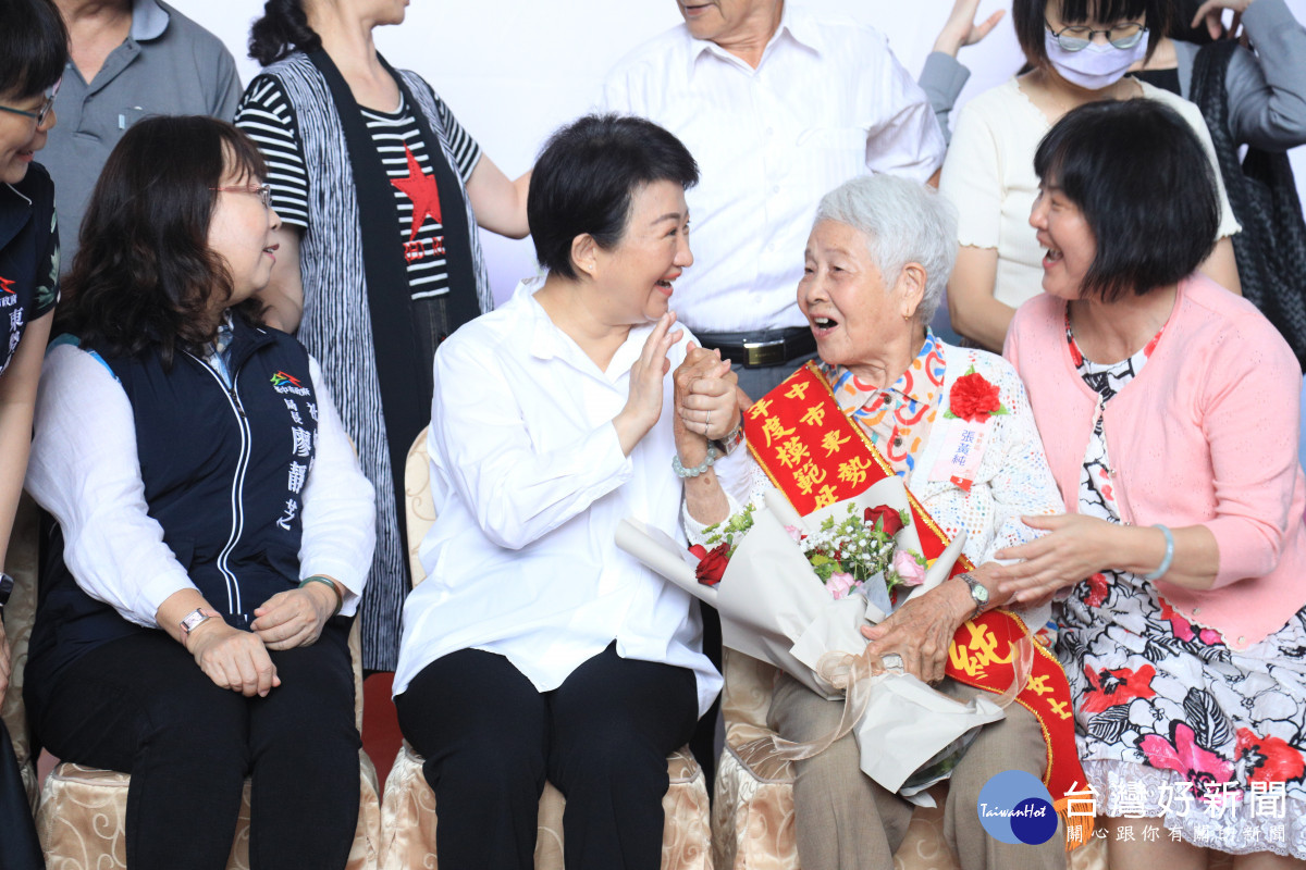 表揚700位模範母親　盧秀燕獻上平安健康祝福