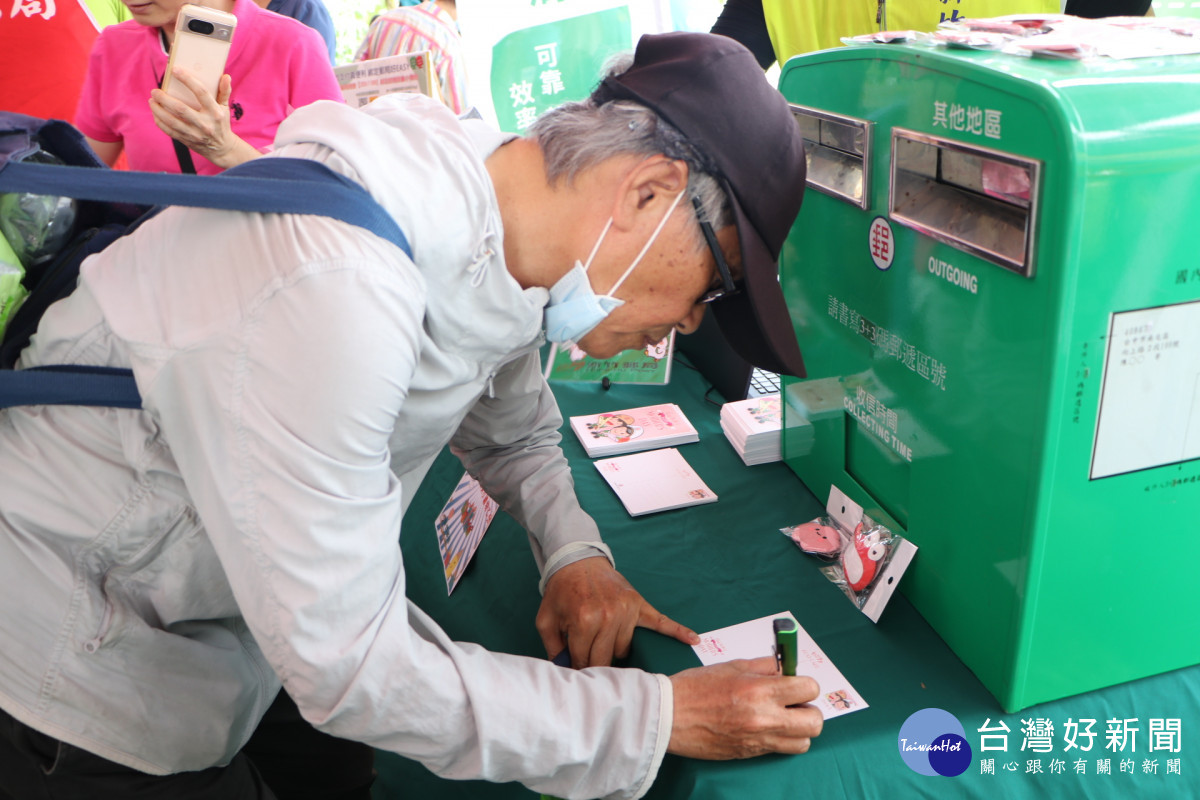 新竹郵局數位金融及保險宣導　民眾手寫明信片傳遞對媽媽的愛