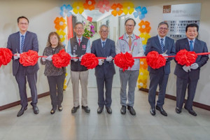 王副市長與貴賓一同為新落成的中醫師公會教育會館剪綵。