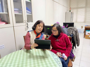 竹北就業中心推動「行動就服員」計畫，帶著平板電腦走進鄰里向民眾與廠商介紹各種就業工具和方案，拉近與民眾的距離。