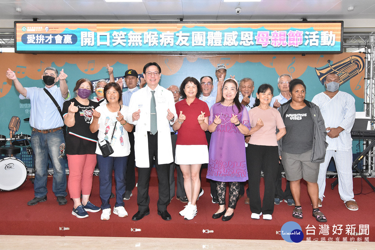 陳穆寬總院長（前排左三）表示，30年治療口腔的經驗裡，最重要的是看到台灣媽媽的偉大。圖／彰基醫院提供