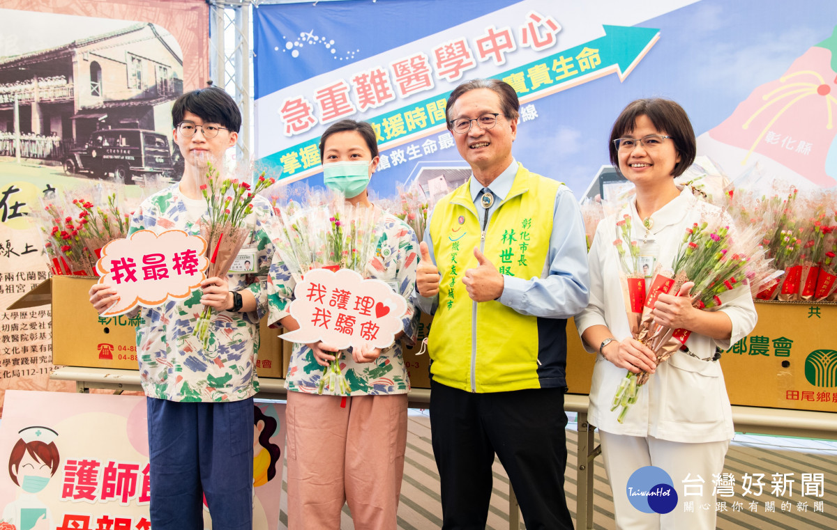 林世賢市長贈送護理人員母親節康乃馨。