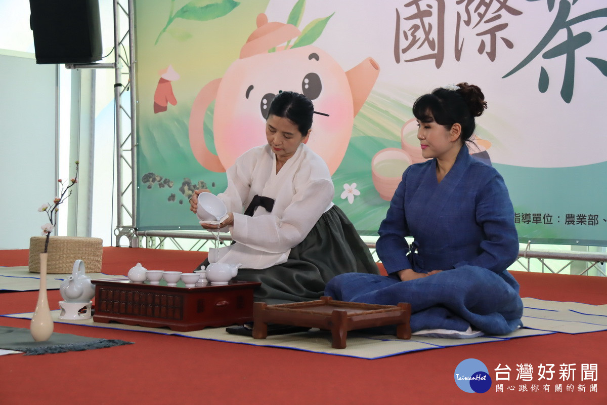 韓國茶道老師展演特色茶道文化。（記者扶小萍攝）
