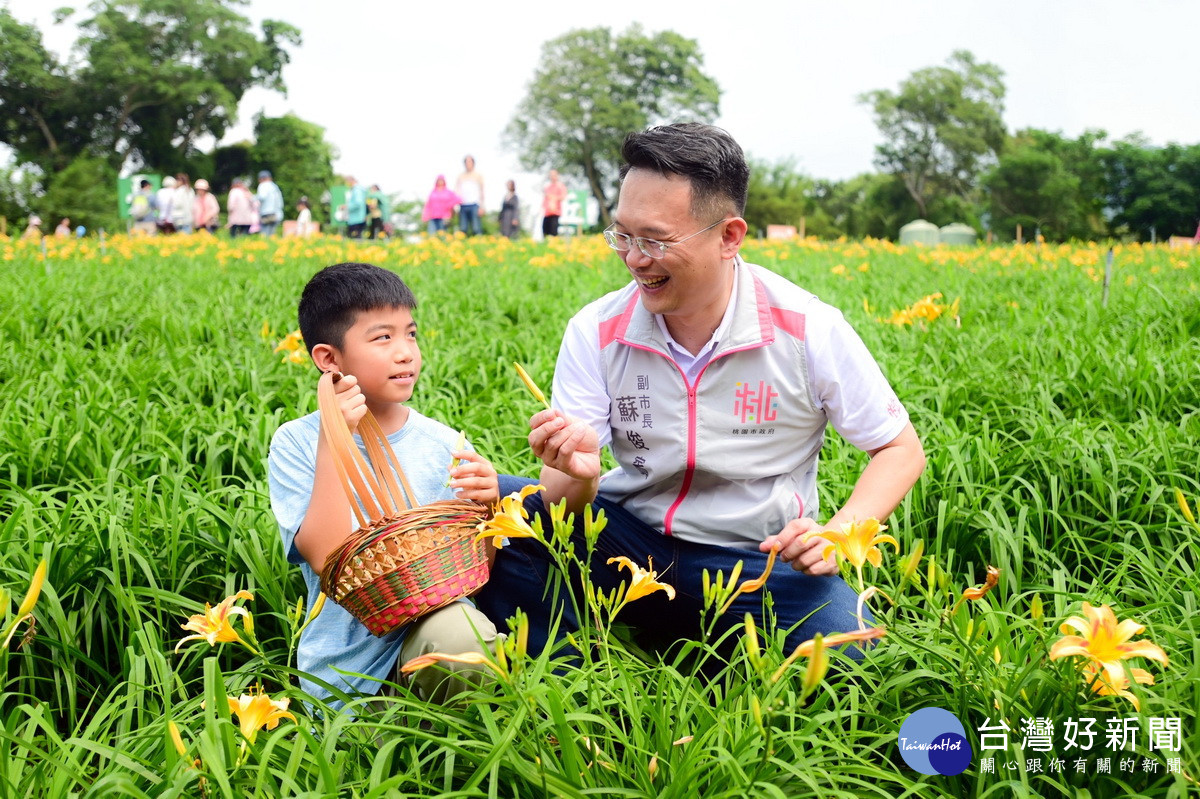 桃園市副市長蘇俊賓與小朋友互動。