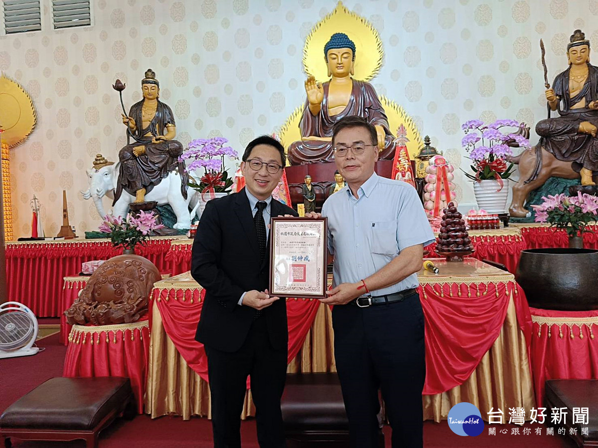 教育局副局長賴銀奎致贈感謝狀給家長協會榮譽理事長呂朝福