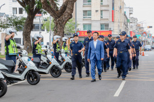 嘉義縣長翁章梁親自校閱新購警車／嘉義縣府提供