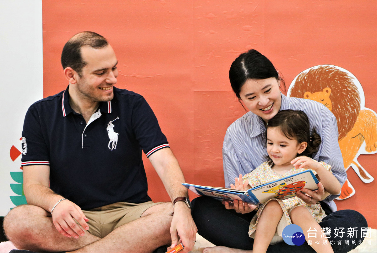 新北市圖嬰幼兒閱讀活動起跑　邀爸爸媽媽一起享受閱讀<span style='color:red'>樂趣</span>