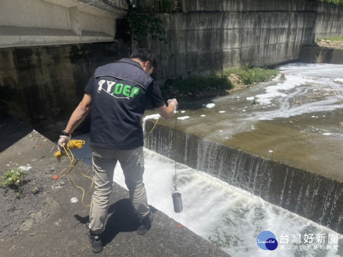 龜山區大坑溪泡沫污染，桃園環保局第一時間派員查獲。
