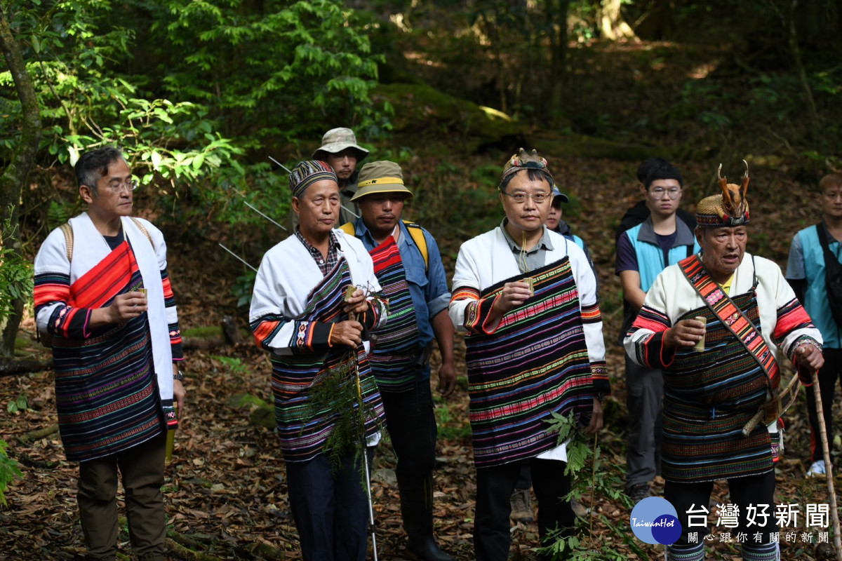 桃山、大安部落族人與臺中分署張弘毅分署長共同參與祈福儀式，祝福Ziman 平安重返山林。
