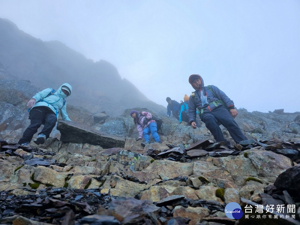 登山活動能否安全順利進行，端看團隊合作能力與相互扶持的同理心。（圖/玉管處提供）