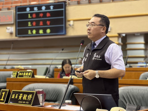 嘉義市議員黃敏修點名建管科人員，指其「恃才傲物」甚有刻意刁難民眾之嫌，有如「地下市長」手握生殺大權／陳致愷翻攝