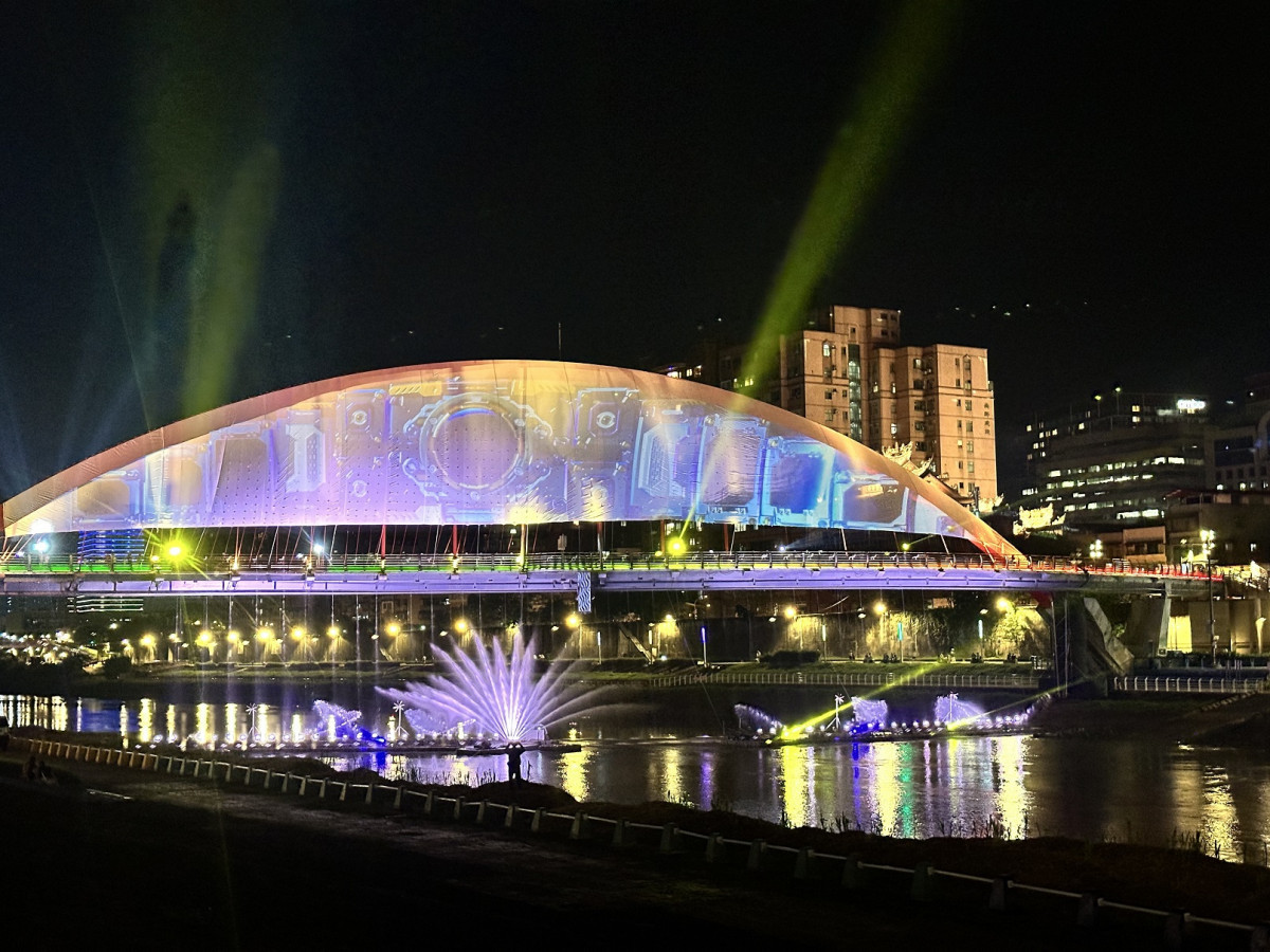 在彩虹橋畔舉行的「2024台北水舞嘉年華」，展演結合燈光與音樂的水舞盛宴。