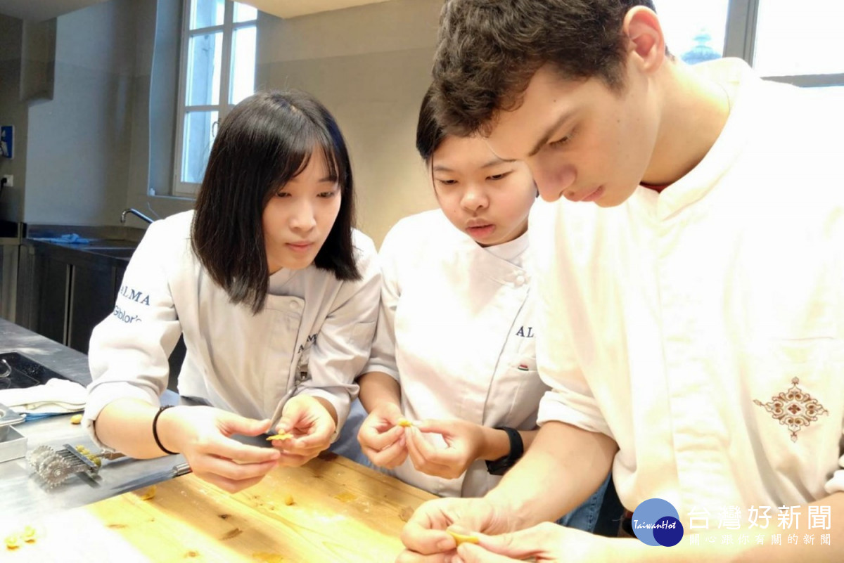 弘光科大學生蔡欣倚（中）在ALMA廚藝學院學習義大利麵點製作。