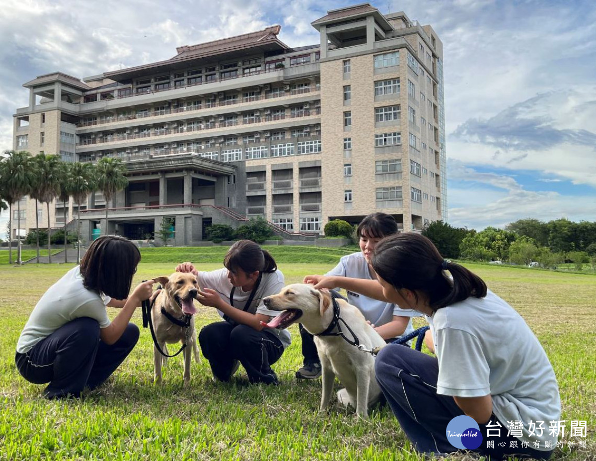 福智教育園區學子　參與緝毒犬寄養家庭專案成功陪伴幼犬