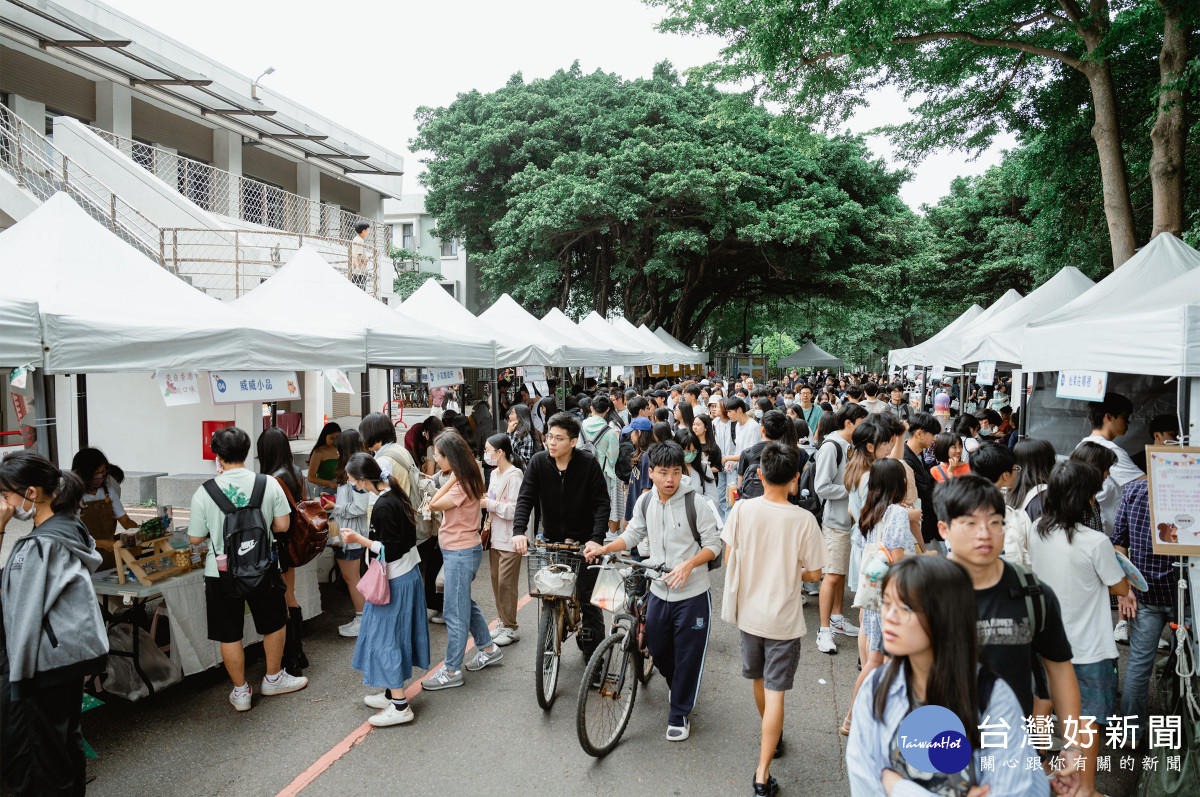 校慶創意市集活動，超過30家攤商進駐，一整天人潮絡繹不絕。