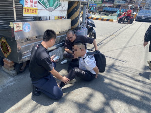警方趁陳姓男車手現身取款時，立即上前壓制逮捕。