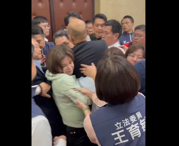 韓國瑜被女綠委熊抱性騷　她怒吼：挾持國會議長？