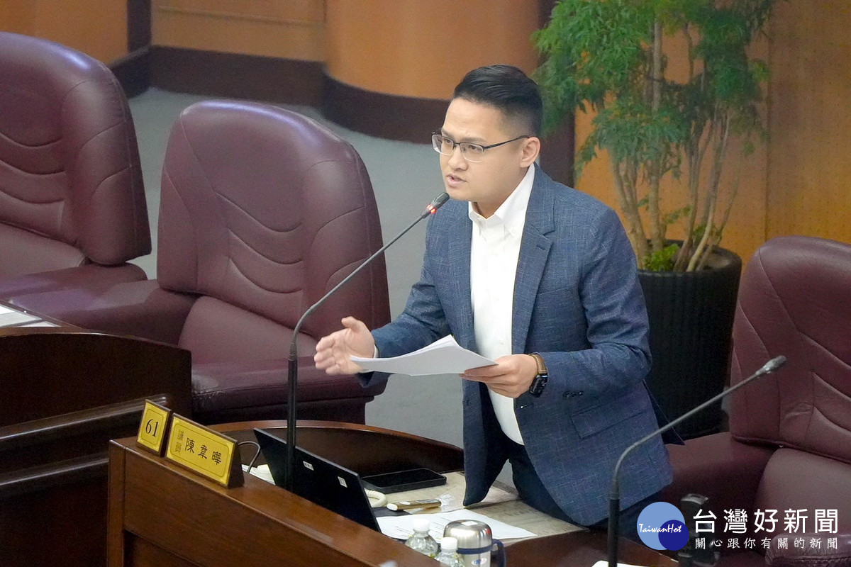 桃園市議員陳韋曄於議事堂進行質詢。