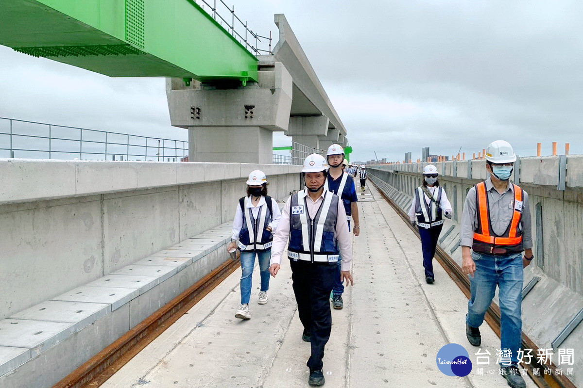 桃園市政府捷運工程局長劉慶豐率同仁步行8公里檢視綠捷土建成果。