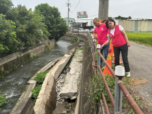 市議員張芬郁和北勢社區發展協會理事長陳裕承一起前往損壞的側溝地點了解現況。（圖/張芬郁議員服務處）