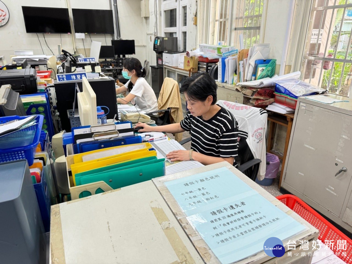新竹就業中心運用「臨時工作津貼」助離開職場12年的小燕，逐步適應職場並培養技能，無礙銜接職場。