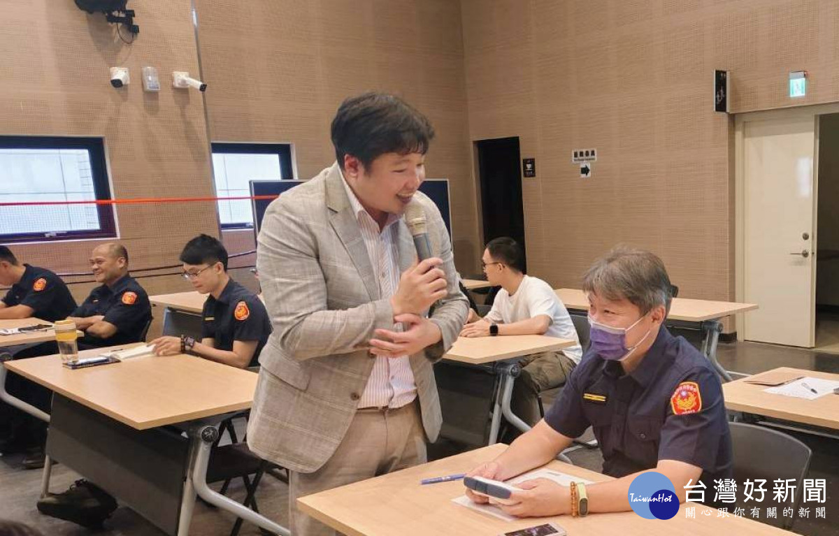 蘆竹警邀新光醫院醫師協助基層員警認識及排除壓力。