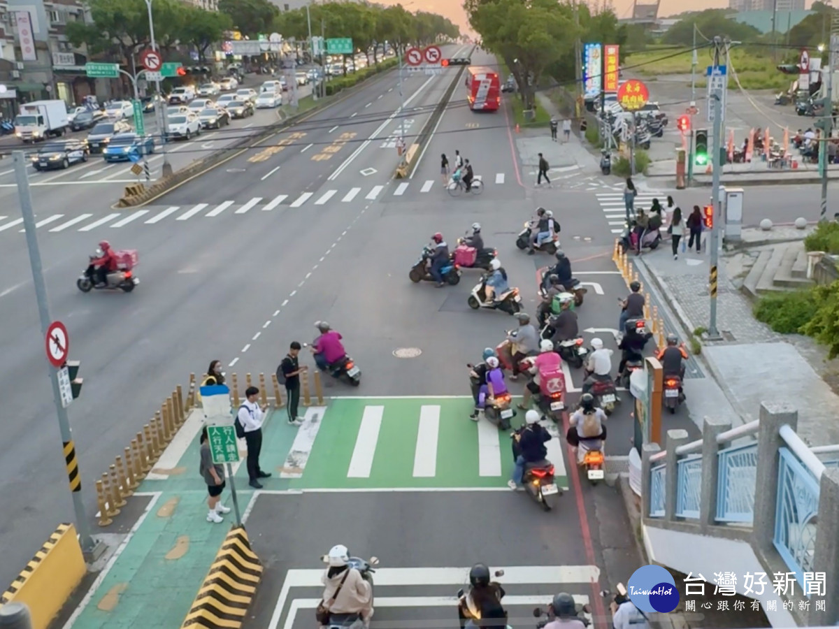台灣大道、國際街口，但因機車待轉區太小，若未停在機車待轉區內轉彎，就被開罰。（林祈烽提供）