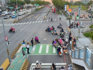 台灣大道、國際街口，但因機車待轉區太小，若未停在機車待轉區內轉彎，就被開罰。（林祈烽提供）