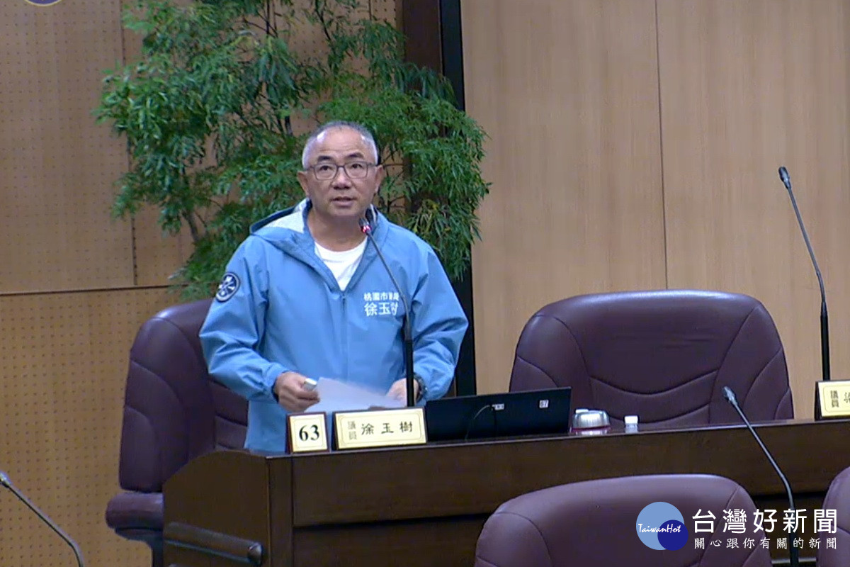 桃園市議員徐玉樹於議事堂進行質詢。