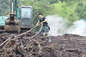 警消拉水線配合降溫灌救