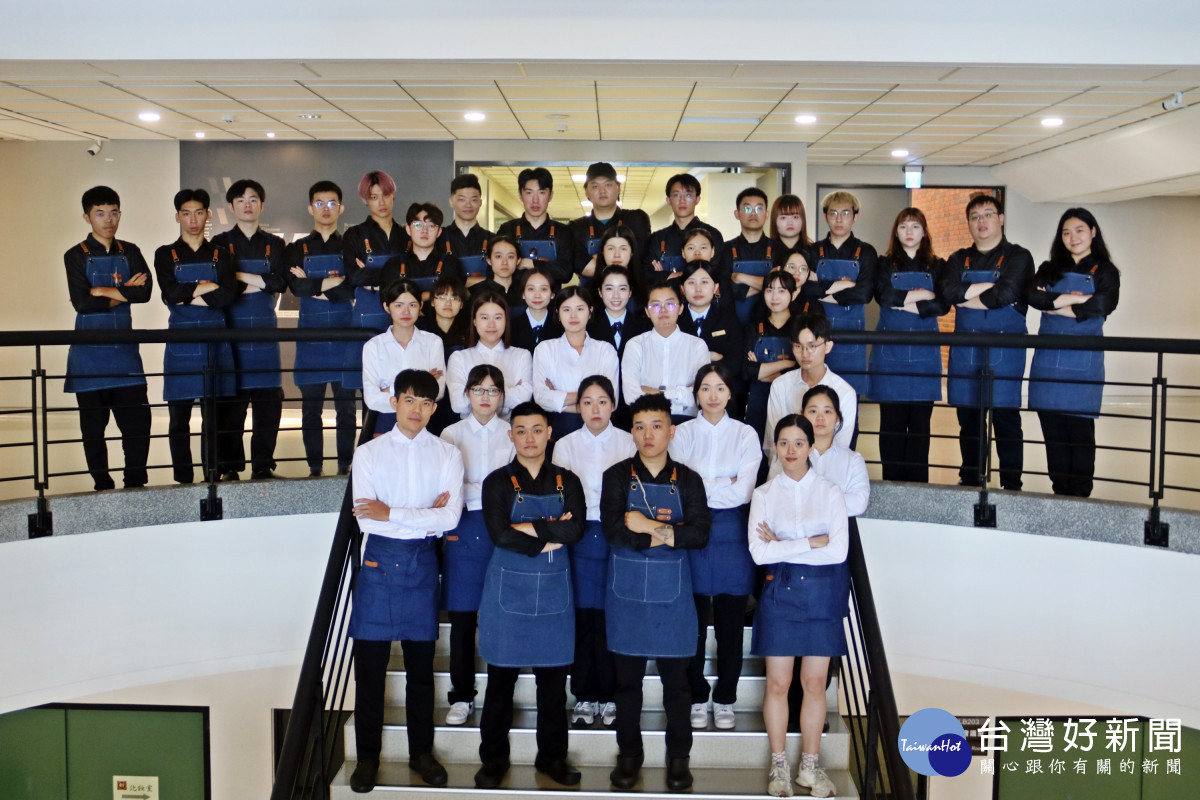 弘光科大39名畢業生辦《fREsh cuisine》米其林級畢業成果發表餐會。